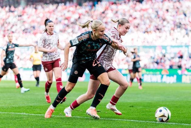 Google Pixel Womens Bundesliga, 1 FC Köln FC Bayern München 09 03 2025 duel Pernille Harder FC Bayern München, 21 , Carlotta Imping 1 FC Köln, 14 Google Pixel Womens Bundesliga, 1 FC Köln FC Bayern München, Köln, RheinEnergiestadion am 09 03 2025 DFB REGULATIONS PROHIBIT ANY USE OF PHOTOGRAPHS AS IMAGE SEQUENCES AND OR QUASI VIDEO Copyright: xBEAUTIFULxSPORTS Wunderlx