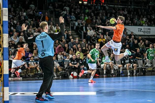 Bilder des Jahres 2025, Sport 03 März Sport Themen der Woche KW10 Sport Bilder des Tages Handball, Daikin HBL, Fuechse Berlin - HSG Wetzlar 09.03.2025, xdanx, Handball, Daikin HBL, Fuechse Berlin - HSG Wetzlar v.l. Lasse Ludwig (Füchse Berlin 1),Lukas Becher (HSG Wetzlar 18) wirft Tor, Torschuetze, erzielt Tor, Treffer, scores the goal Berlin Max Schmeling Halle Berlin Deutschland (DE) *** Handball, Daikin HBL, Fuechse Berlin HSG Wetzlar 09 03 2025, xdanx, Handball, Daikin HBL, Fuechse Berlin HSG Wetzlar v l Lasse Ludwig Füchse Berlin 1 ,Lukas Becher HSG Wetzlar 18 wirft Tor, Torschuetze, erzielt Tor, Treffer, scores the goal Berlin Max Schmeling Halle Berlin Deutschland DE Copyright: xDanielxLakomskix