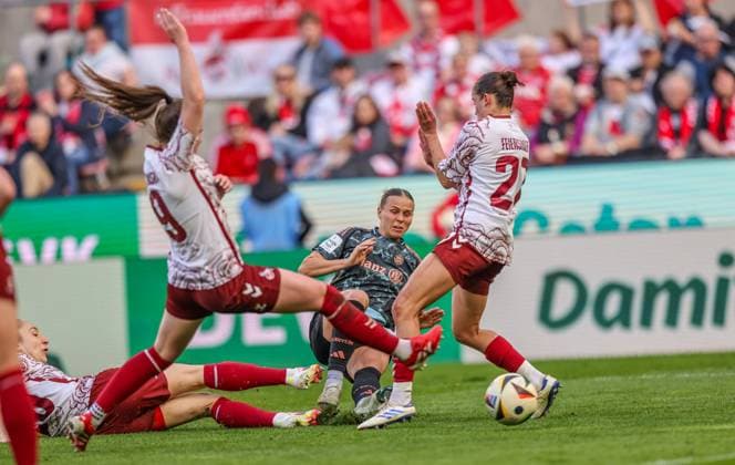 GER, Cologne, 1 FC Köln vs FC Bayern München, Google Pixel Bundesliga, Football, DFB, Spielzeit 2024 2025, RheinEnergieStadion, 16 Spieltag, im Bild v l Laura Feiersinger 1 FC Köln 27 , Klara Bühl FC Bayern München 17 DFB DFL REGULATIONS PROHIBIT ANY USE OF PHOTOGRAPHS AS IMAGE SEQUENCES AND OR QUASI VIDEO, 09 03 2025, Copyright: HMBxMedia HendrikxHamelau