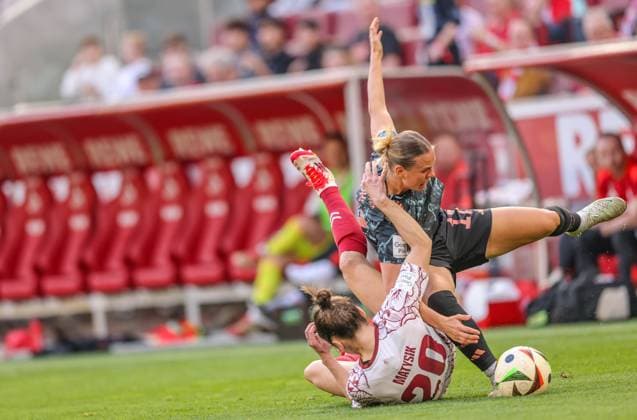 GER, Cologne, 1 FC Köln vs FC Bayern München, Google Pixel Bundesliga, Football, DFB, Spielzeit 2024 2025, RheinEnergieStadion, 16 Spieltag, im Bild v l Sylwia Matysik 1 FC Köln 20 fouls Klara Bühl FC Bayern München 17 DFB DFL REGULATIONS PROHIBIT ANY USE OF PHOTOGRAPHS AS IMAGE SEQUENCES AND OR QUASI VIDEO, 09 03 2025, Copyright: HMBxMedia HendrikxHamelau