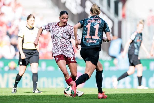 Google Pixel Womens Bundesliga, 1 FC Köln FC Bayern München 09 03 2025 duel Laura Feiersinger 1 FC Köln, 27 , Lea Schüller FC Bayern München, 11 Google Pixel Womens Bundesliga, 1 FC Köln FC Bayern München, Köln, RheinEnergiestadion am 09 03 2025 DFB REGULATIONS PROHIBIT ANY USE OF PHOTOGRAPHS AS IMAGE SEQUENCES AND OR QUASI VIDEO Copyright: xBEAUTIFULxSPORTS Wunderlx
