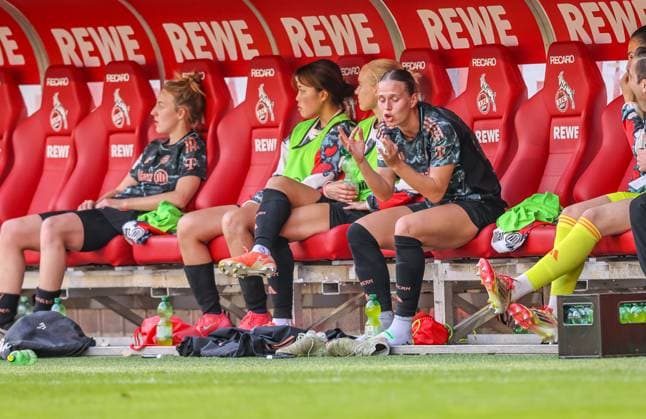 GER, Cologne, 1 FC Köln vs FC Bayern München, Google Pixel Bundesliga, Football, DFB, Spielzeit 2024 2025, RheinEnergieStadion, 16 Spieltag, im Bild Klara Bühl FC Bayern München 17 zeigt Emotionen nach ihrer Auswechslung DFB DFL REGULATIONS PROHIBIT ANY USE OF PHOTOGRAPHS AS IMAGE SEQUENCES AND OR QUASI VIDEO, 09 03 2025, Copyright: HMBxMedia HendrikxHamelau