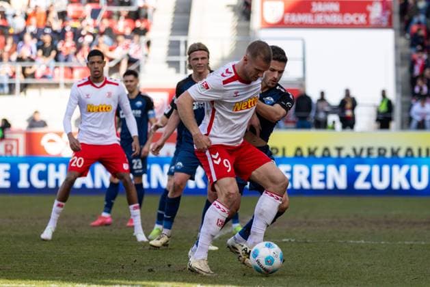 09 03 2025, Soccer, GER, Season, 2 Liga, Season 2024 2025, 25 Matchday, SSV Jahn Regensburg SC Paderborn Eric Hottmann SSV Jahn Regensburg vs Marcel Hoffmeier DFL REGULATIONS PROHIBIT ANY USE OF PHOTOGRAPHS AS IMAGE SEQUENCES AND OR QUASI VIDEO