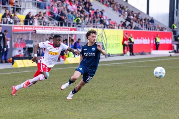 09 03 2025, Soccer, GER, Season, 2 Liga, Season 2024 2025, 25 Matchday, SSV Jahn Regensburg SC Paderborn Frederic Ananou SSV Jahn vs Jascha Brandt DFL REGULATIONS PROHIBIT ANY USE OF PHOTOGRAPHS AS IMAGE SEQUENCES AND OR QUASI VIDEO