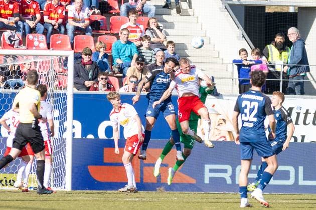 09 03 2025, Soccer, GER, Season, 2 Liga, Season 2024 2025, 25 Matchday, SSV Jahn Regensburg SC Paderborn Aerial duel between Adriano Grimaldi and Eric Hottmann SSV Jahn Regensburg DFL REGULATIONS PROHIBIT ANY USE OF PHOTOGRAPHS AS IMAGE SEQUENCES AND OR QUASI VIDEO