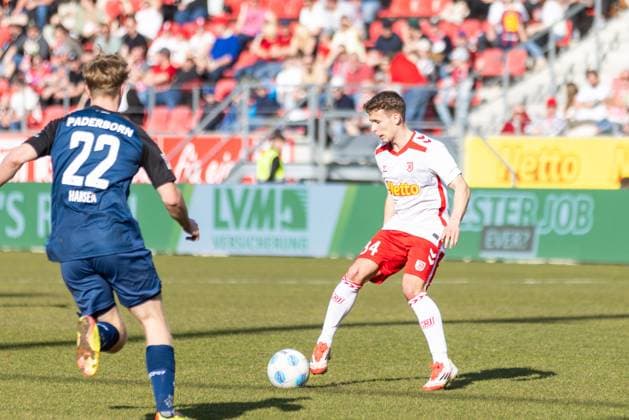 09 03 2025, Soccer, GER, Season, 2 Liga, Season 2024 2025, 25 Matchday, SSV Jahn Regensburg SC Paderborn Anssi Suhonen SSV Jahn vs Mattes Hansen DFL REGULATIONS PROHIBIT ANY USE OF PHOTOGRAPHS AS IMAGE SEQUENCES AND OR QUASI VIDEO