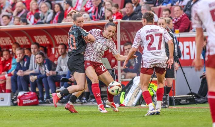 GER, Cologne, 1 FC Köln vs FC Bayern München, Google Pixel Bundesliga, Football, DFB, Season 2024 2025, RheinEnergieStadion, 16 Matchday, in the picture from l Franziska Kett FC Bayern München 20 , Sylwia Matysik 1 FC Köln 20 DFB DFL REGULATIONS PROHIBIT ANY USE OF PHOTOGRAPHS AS IMAGE SEQUENCES AND OR QUASI VIDEO, 09 03 2025, Copyright: HMBxMedia HendrikxHamelau