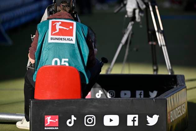 TV-Kamera Kameramann Logo Bundesliga von hinten TSG 1899 Hoffenheim vs 1. FC Heidenheim 1846 FCH 09.03.2025 DFL REGULATIONS PROHIBIT ANY USE OF PHOTOGRAPHS AS IMAGE SEQUENCES AND OR QUASI-VIDEO TSG 1899 Hoffenheim vs 1. FC Heidenheim 1846 FCH *** TV Camera Cameraman Logo Bundesliga from behind TSG 1899 Hoffenheim vs 1 FC Heidenheim 1846 FCH 09 03 2025 DFL REGULATIONS PROHIBIT ANY USE OF PHOTOGRAPHS AS IMAGE SEQUENCES AND OR QUASI VIDEO TSG 1899 Hoffenheim vs 1 FC Heidenheim 1846 FCH