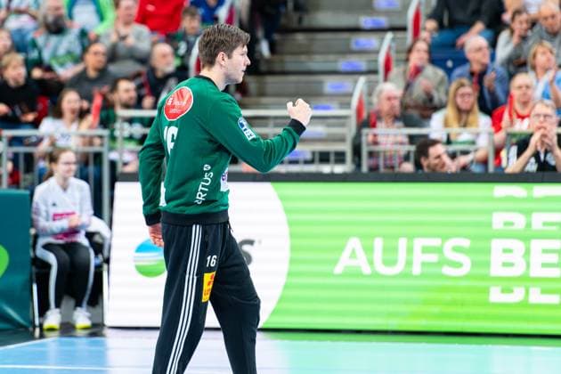 Simon Gade (TSV Hannover-Burgdorf, Nr. 16) (v.l.), TSV Hannover-Burgdorf (rot) gegen HSV Hamburg (weiss) am 22. Spieltag der Saison 2024 2025 in der DAIKIN Handball-Bundesliga (09.03.2025, ZAG Arena (Hannover, GER), Copyright: xJanxGuentherx xTSVxHannover-Burgdorfx