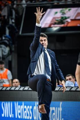 Neu Ulm, Germany, 09 03 25 Coach Israel Gonzalez ALBA Berlin gestures during the Basketball Bundesliga match between ratiopharm ulm vs ALBA Berlin at ratiopharm Arena on March 9, 2025 in Neu Ulm, Germany Photo by Harry Langer DeFodi Images ratiopharm Arena, Germany, 09 03 25 Trainer Israel Gonzalez ALBA Berlin gestures during the Basketball Bundesliga match between ratiopharm ulm vs ALBA Berlin at Neu Ulm on March 9, 2025 in ratiopharm Arena, Germany Photo by Harry Langer DeFodi Images Photo by Harry Langer DeFodi Images