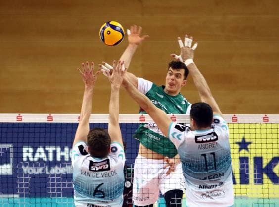 from left center Lucas ROESLER Haching , He Volleyball, 1 BL, 24 25, TSV Haching Muenchen vs powervolleys Dueren, Geothermie Arena, Unterhaching, 09 03 25 Copyright: WolfgangxFehrmann