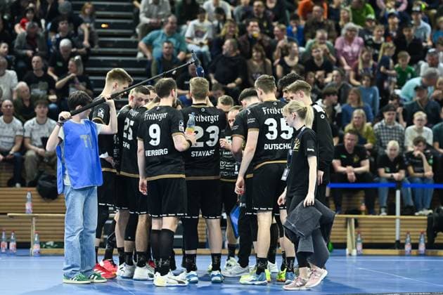 The HC Elflorenz team during a timeout HC Elbflorenz 2006 vs VfL Eintracht Hagen, 2 Handball Bundesliga Men, Season 2024 2025, 09 03 2025 HC Elbflorenz 2006 vs VfL Eintracht Hagen, 2 Handball Bundesliga Men, Season 2024 2025, 09 03 2025 Dresden Copyright: xEibner-Pressefoto xHoepnerx EP_PHR