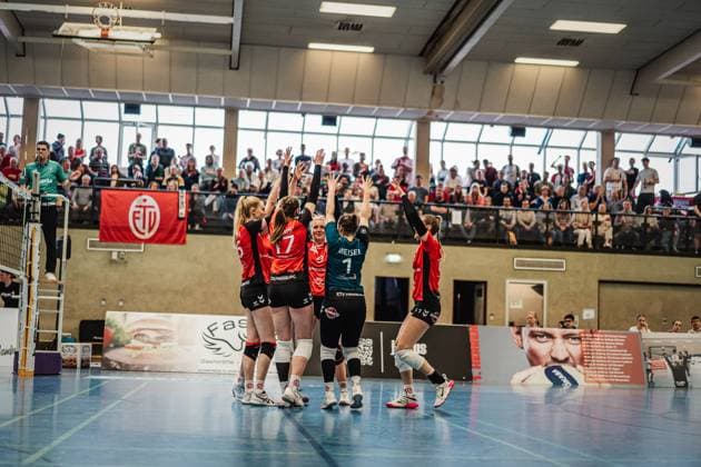 Volleyball Women Season 2024 2025 2 Volleyball Bundesliga Women Pro ETV Hamburg vs Rote Raben Vilsbiburg 09 03 2025 ETV cheers after a successful block, in the middle Luise Klein 9, ETV Hamburg Hamburg ETV Sporthalle Hoheluft Hamburg Germany