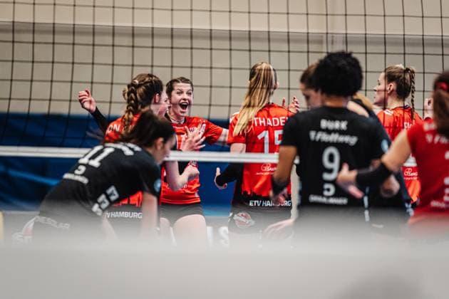 Volleyball Women Season 2024 2025 2 Volleyball Bundesliga Women Pro ETV Hamburg vs Rote Raben Vilsbiburg 09 03 2025 ETV cheers, in the middle Louisa Krams 17, ETV Hamburg Hamburg ETV Sporthalle Hoheluft Hamburg Germany