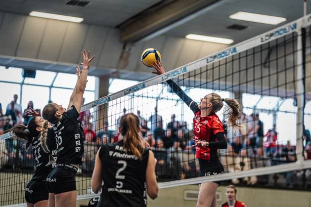 Volleyball Women Season 2024 2025 2 Volleyball Bundesliga Women Pro ETV Hamburg vs Rote Raben Vilsbiburg 09 03 2025 Alexa Sophie Thaden 15, ETV Hamburg pushes the ball to the other side Hamburg ETV Sporthalle Hoheluft Hamburg Germany