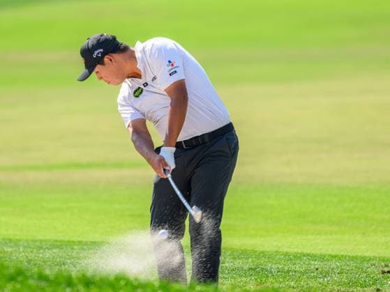 March 9, 2025: Si Woo Kim of Korea hits out of the bunker on the 1st fairway during final round of the Arnold Palmer Invitational presented by Mastercard held at Arnold Palmer s Bay Hill Club & Lodge in Orlando, FL. Romeo T Guzman CSM Orlando USA - ZUMAcg2_ 20250309_faf_cg2_027 Copyright: xRomeoxGuzmanx