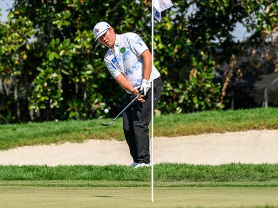 March 9, 2025: Sungjae Im of Korea chips up on the 1st green during final round of the Arnold Palmer Invitational presented by Mastercard held at Arnold Palmer s Bay Hill Club & Lodge in Orlando, FL. Romeo T Guzman CSM Orlando USA - ZUMAcg2_ 20250309_faf_cg2_033 Copyright: xRomeoxGuzmanx