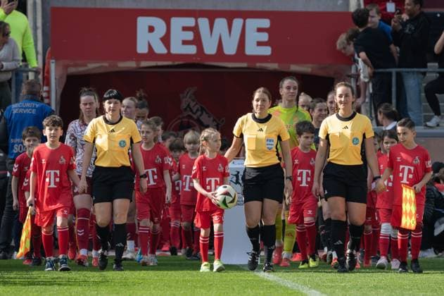 Cologne, Germany, March 09, 2025: Teams and referee Karoline Wacker during the Google Pixel Frauen-Bundesliga game between 1. FC Köln and FC Bayern München at the RheinEnergieSTADION in Cologne, Germany (Martin Pitsch SPP) Copyright: xMartinxPitschx xSPPx spp-en-MaPiSp-20250309_NIKON Z 6_KOEvFCB_DSC0195