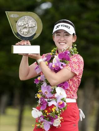 Golf: Daikin Orchid Ladies Chisato Iwai of Japan poses with the victor s trophy after winning the season-opening Daikin Orchid Ladies at Ryukyu Golf Club in the Okinawa Prefecture city of Nanjo, southern Japan, on March 9, 2025.  A14AA0004278060P