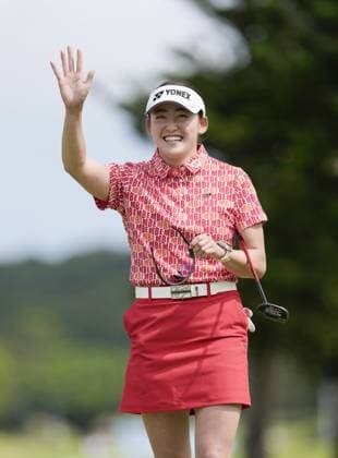 Golf: Daikin Orchid Ladies Chisato Iwai of Japan acknowledges the crowd after winning the season-opening Daikin Orchid Ladies at Ryukyu Golf Club in the Okinawa Prefecture city of Nanjo, southern Japan, on March 9, 2025.  A14AA0004278081P