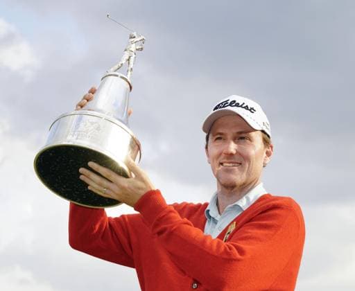 Sport Bilder des Tages Golf: Arnold Palmer Invitational Russell Henley of the United States holds the victor s trophy after winning the Arnold Palmer Invitational golf tournament at Bay Hill Club &amp; Lodge in Orlando, Florida, on March 9, 2025.  A14AA0004278766P