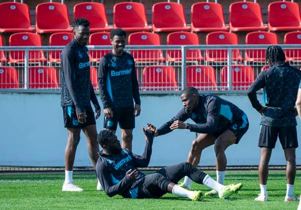 Nordi Mukiele Bayer 04 Leverkusen, 23 helps Victor Boniface Bayer 04 Leverkusen, 22 again high 10 03 2025, Final training Bayer 04 Leverkusen before the second leg of the Champions League Bayer Leverkusen FC Bayern Munich Bundesliga, GER, Leverkusen, BayArena DFL regulations prohibit any use of photographs as image sequences and or quasi video Copyright: HMBxMedia xMarcoxBader