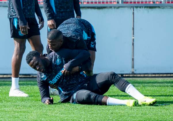 Nordi Mukiele Bayer 04 Leverkusen, 23 helps Victor Boniface Bayer 04 Leverkusen, 22 again high 10 03 2025, Final training Bayer 04 Leverkusen before the second leg of the Champions League Bayer Leverkusen FC Bayern Munich Bundesliga, GER, Leverkusen, BayArena DFL regulations prohibit any use of photographs as image sequences and or quasi video Copyright: HMBxMedia xMarcoxBader