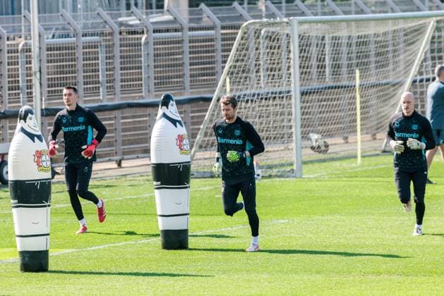UEFA Champions League, final training Bayer 04 Leverkusen 10 03 2025 Matej Kovar Bayer 04 Leverkusen, 17 , Lukas Hradecky Bayer 04 Leverkusen, 1 , Niklas Lomb Bayer 04 Leverkusen, 36 warm up UEFA Champions League round of 16 second leg, final training Bayer 04 Leverkusen before the match against FC Bayern Munich Leverkusen, Ulrich Haberland Stadion on 10 03 2025 Copyright: xBEAUTIFULxSPORTS Wunderlx