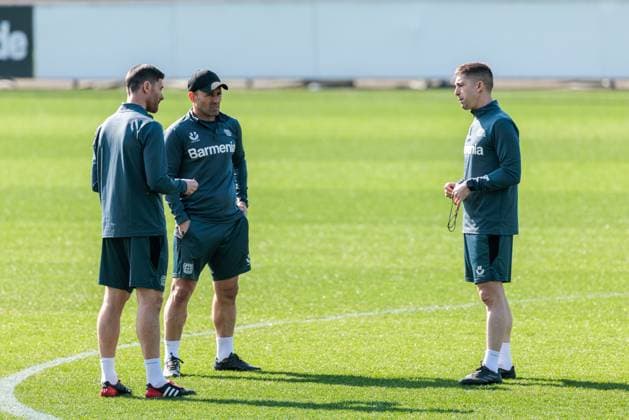 UEFA Champions League, final training Bayer 04 Leverkusen 10 03 2025 Xabi Alonso head coach Bayer 04 Leverkusen discusses with his co-coaches UEFA Champions League round of 16 second leg, final training Bayer 04 Leverkusen before the match against FC Bayern Munich Leverkusen, Ulrich Haberland Stadion on 10 03 2025 Copyright: xBEAUTIFULxSPORTS Wunderlx