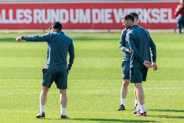UEFA Champions League, final training Bayer 04 Leverkusen 10 03 2025 Xabi Alonso head coach Bayer 04 Leverkusen discusses with his co-coaches UEFA Champions League round of 16 second leg, final training Bayer 04 Leverkusen before the match against FC Bayern Munich Leverkusen, Ulrich Haberland Stadion on 10 03 2025 Copyright: xBEAUTIFULxSPORTS Wunderlx