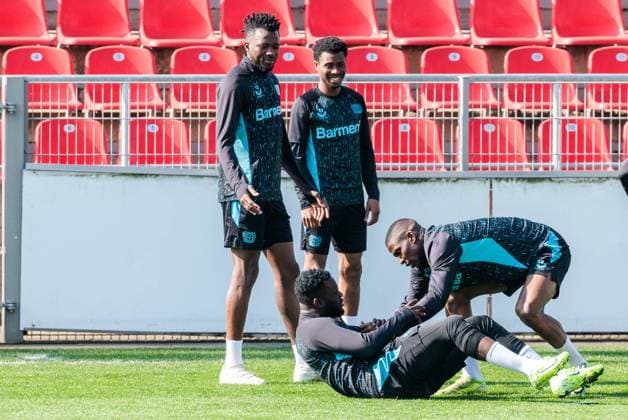 UEFA Champions League, final training Bayer 04 Leverkusen 10 03 2025 Victor Boniface Bayer 04 Leverkusen, 22 lies on the ground, Nordi Mukiele Bayer 04 Leverkusen, 23 wants to help him up UEFA Champions League round of 16 second leg, final training Bayer 04 Leverkusen before the match against FC Bayern Munich Leverkusen, Ulrich Haberland Stadion on 10 03 2025 Copyright: xBEAUTIFULxSPORTS Wunderlx
