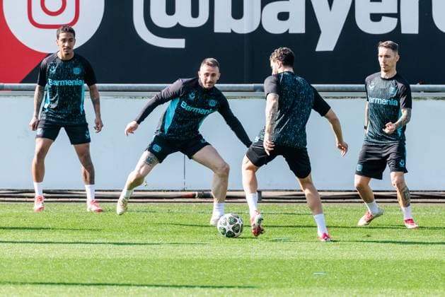 UEFA Champions League, final training Bayer 04 Leverkusen 10 03 2025 Warmkicken Alex Garcia Bayer 04 Leverkusen, 24 , Alejandro Grimaldo Bayer 04 Leverkusen, 20 UEFA Champions League round of 16 second leg, final training Bayer 04 Leverkusen before the match against FC Bayern Munich Leverkusen, Ulrich Haberland Stadion on 10 03 2025 Copyright: xBEAUTIFULxSPORTS Wunderlx