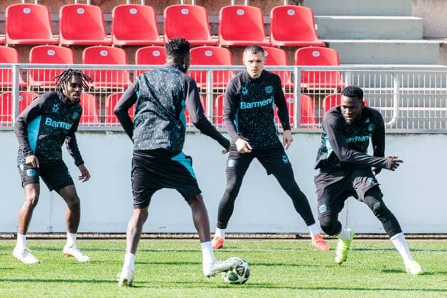 UEFA Champions League, final training Bayer 04 Leverkusen 10 03 2025 Warm-up Edmond Tapsoba Bayer 04 Leverkusen, 12 , Victor Boniface Bayer 04 Leverkusen, 22 UEFA Champions League round of 16 second leg, final training Bayer 04 Leverkusen before the match against FC Bayern Munich Leverkusen, Ulrich Haberland Stadion on 10 03 2025 Copyright: xBEAUTIFULxSPORTS Wunderlx
