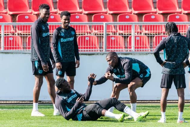UEFA Champions League, final training Bayer 04 Leverkusen 10 03 2025 Victor Boniface Bayer 04 Leverkusen, 22 lies on the ground, Nordi Mukiele Bayer 04 Leverkusen, 23 wants to help him up UEFA Champions League round of 16 second leg, final training Bayer 04 Leverkusen before the match against FC Bayern Munich Leverkusen, Ulrich Haberland Stadion on 10 03 2025 Copyright: xBEAUTIFULxSPORTS Wunderlx