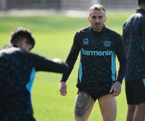 10 03 2025, xophax, Football Champions League 2024 2025 Bayer Leverkusen Training before the Champions League match against Bayern Munich Alex Garcia mir Löwen Tattoo DFL DFB REGULATIONS PROHIBIT ANY USE OF PHOTOGRAPHS as IMAGE SEQUENCES and or QUASI VIDEO Leverkusen