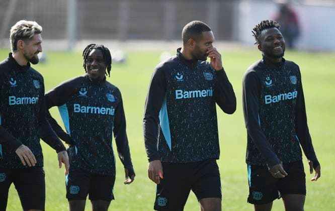 10 03 2025, xophax, Football Champions League 2024 2025 Bayer Leverkusen training before the Champions League match against Bayern Munich Robert Andrich , Jeremie Frimpong, Jonathan Tah and Edmond Tapsoba from left to right DFL DFB REGULATIONS PROHIBIT ANY USE OF PHOTOGRAPHS as IMAGE SEQUENCES and or QUASI VIDEO Leverkusen