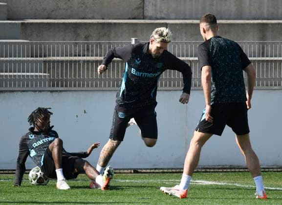 10 03 2025, xophax, Football Champions League 2024 2025 Bayer Leverkusen training before the Champions League match against Bayern Munich Jeremie Frimpong , left against Robert Andrich Patrick Schick , right watching DFL DFB REGULATIONS PROHIBIT ANY USE OF PHOTOGRAPHS as IMAGE SEQUENCES and or QUASI VIDEO Leverkusen