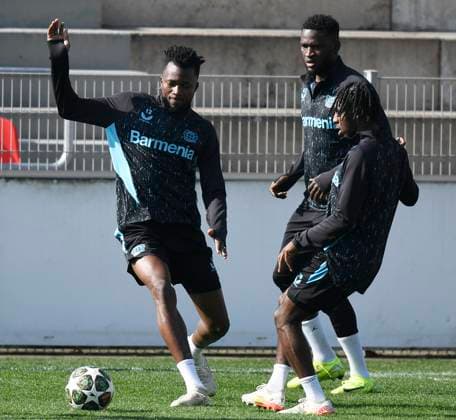 10 03 2025, xophax, Football Champions League 2024 2025 Bayer Leverkusen Training before the Champions League match against Bayern Munich Edmond Tapsoba , left and Victor Boniface and Jeremie Frimpong, right DFL DFB REGULATIONS PROHIBIT ANY USE OF PHOTOGRAPHS as IMAGE SEQUENCES and or QUASI VIDEO Leverkusen
