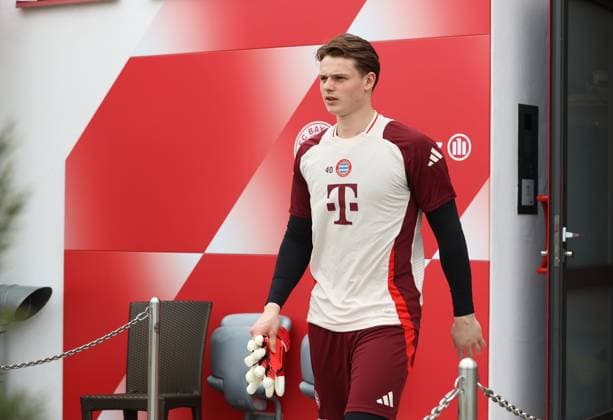 Football, Men, Season 2024 2025, FC Bayern Munich, Final training, Training, Champions League Jonas Urbig FC Bayern Munich on the way to the training ground