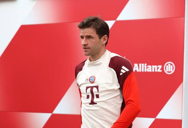 Football, Men, Season 2024 2025, FC Bayern Munich, Final training, Training, Champions League Thomas Müller, Mueller FC Bayern Munich on the way to the training ground