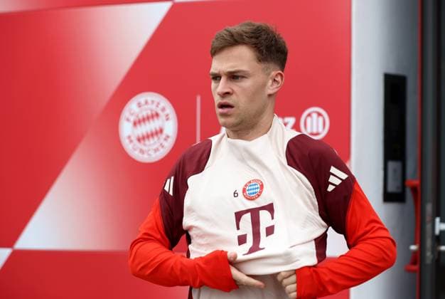 Football, Men, Season 2024 2025, FC Bayern Munich, Final training, Training, Champions League Joshua Kimmich FC Bayern Munich on the way to the training ground