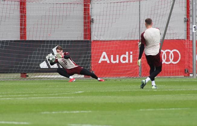 Football, Men, Season 2024 2025, FC Bayern Munich, Final training, Training, Champions League Jonas Urbig FC Bayern Munich catches a ball