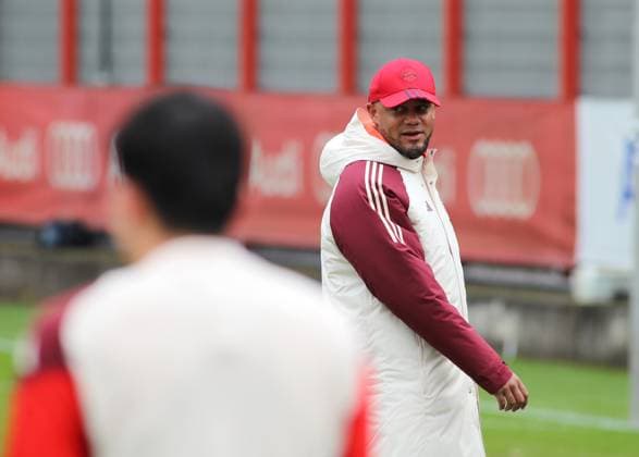 Football, men, season 2024 2025, FC Bayern Munich, final training, training, Champions League Vincent Kompany, coach FC Bayern Munich turns to the back, look, watch