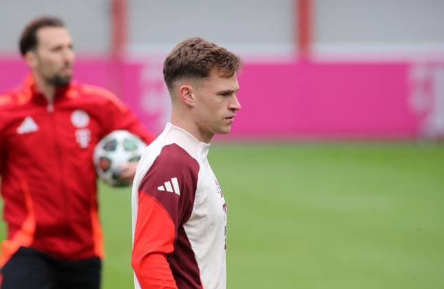 Football, Men, Season 2024 2025, FC Bayern Munich, Final training, Training, Champions League Joshua Kimmich FC Bayern Munich standing, head, upper body, sideways