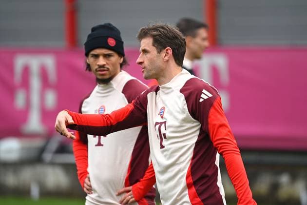 Thomas MUELLER MÜLLER,Bayern Muenchen , gestures,gives instructions,hi Leroy SANE Bayern Muenchen action, final training on 10 03 2025 before the football Champions League round of 16 Bayer 04 Leverkusen FC Bayern Muenchen