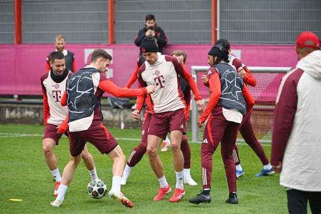 from left Raphael GUERREIRO Bayern Muenchen ,Josip STANISIC Bayern Muenchen ,Leon GORETZKA Bayern Muenchen ,Michael OLISE Bayern Muenchen ,Action,duel final training on 10 03 2025 before the soccer Champions League round of 16 Bayer 04 Leverkusen FC Bayern Muenchen
