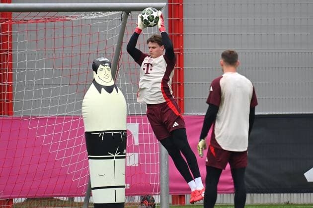 Goalkeeper Jonas URBIG Bayern Muenchen during goalkeeper training, action, final training on 10 03 2025 before the football Champions League round of 16 Bayer 04 Leverkusen FC Bayern Muenchen