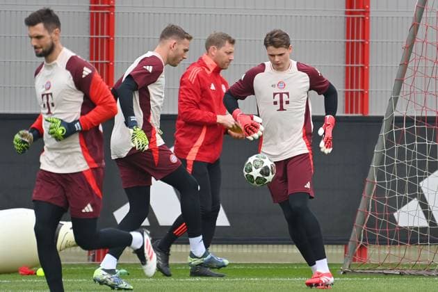 from right goalkeeper Jonas URBIG Bayern Muenchen , goalkeeper coach Michael RECHNER Bayern Muenchen ,goalkeeper Daniel PERETZ Bayern Muenchen ,Sven ULREICH,goalkeeper Bayern Muenchen action, final training on 10 03 2025 before the football Champions League round of 16 Bayer 04 Leverkusen FC Bayern Muenchen