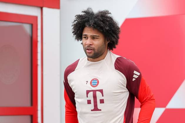 Serge Gnabry FC Bayern Muenchen, 07 on the way from the dressing room to the training pitch, GER, Final training, FC Bayern Muenchen, Football, UEFA Champions League, Round of 16 second leg, 2024 2025 season, 10 03 2025, GER, Final training, FC Bayern Muenchen, Football, UEFA Champions League, Round of 16 second leg, 2024 2025 season, 10 03 2025 Muenchen Copyright: xEibner-Pressefoto JennixMaulx EP_JML