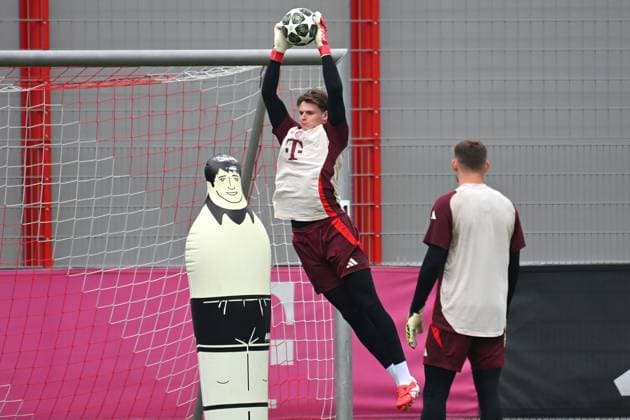 Goalkeeper Jonas URBIG Bayern Muenchen during goalkeeper training, action, final training on 10 03 2025 before the football Champions League round of 16 Bayer 04 Leverkusen FC Bayern Muenchen